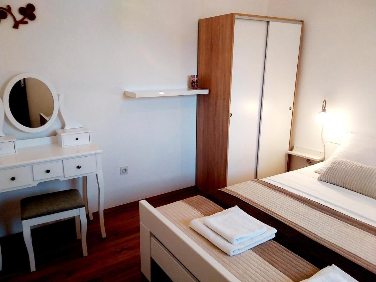 Apartman Tomo Pula Eksteriør billede